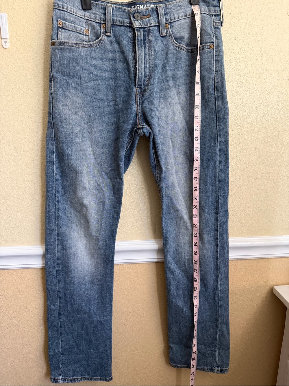 Signature by Levi Strauss Men's Faded Blue Straight Jeans